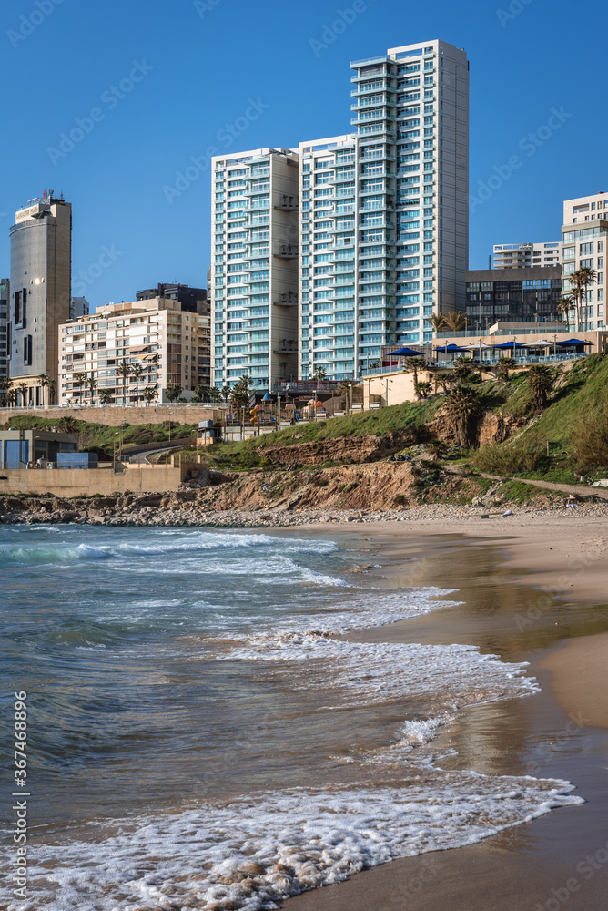 Fototapeta premium Widok z Ramlet al Baida na wybrzeże Morza Śródziemnego, główna plaża w Bejrucie, stolicy Libanu