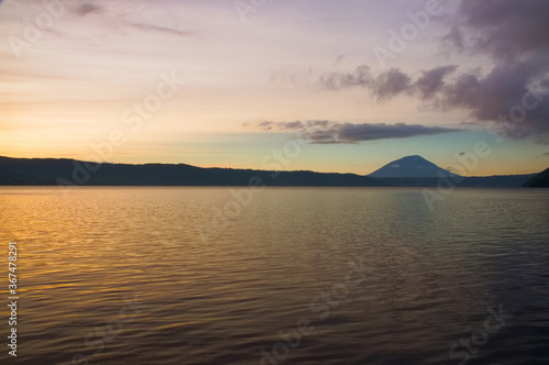 Wallpaper Mural 夕焼けの湖に青空がオレンジ色に染まる Torontodigital.ca