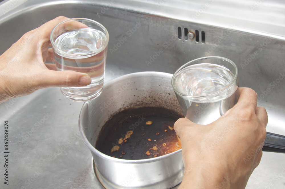 mix water and vinegar equal parts 50:50 into a burn pot, boil and scrub, kitchen tips for remove bad burned soot mix water and vinegar equal parts 50:50 into a burn pot, boil and scrub, kitchen tips for remove bad burned soot