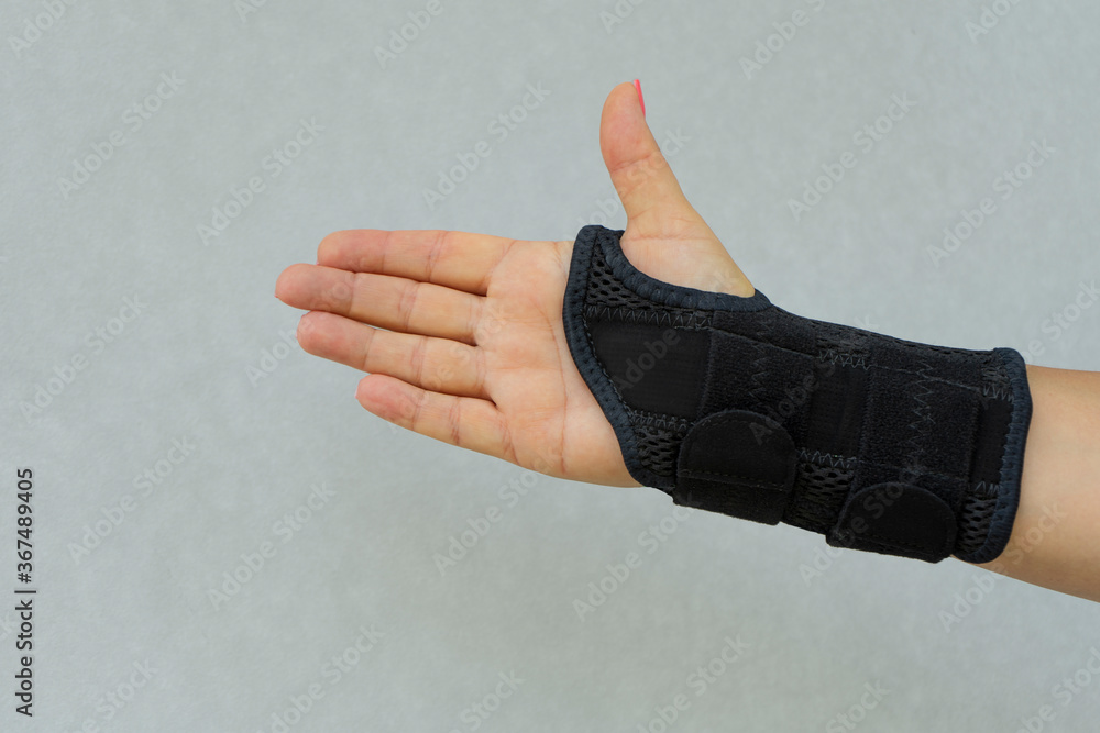 Wrist brace for the treatment of carpal tunnel syndrome or median nerve