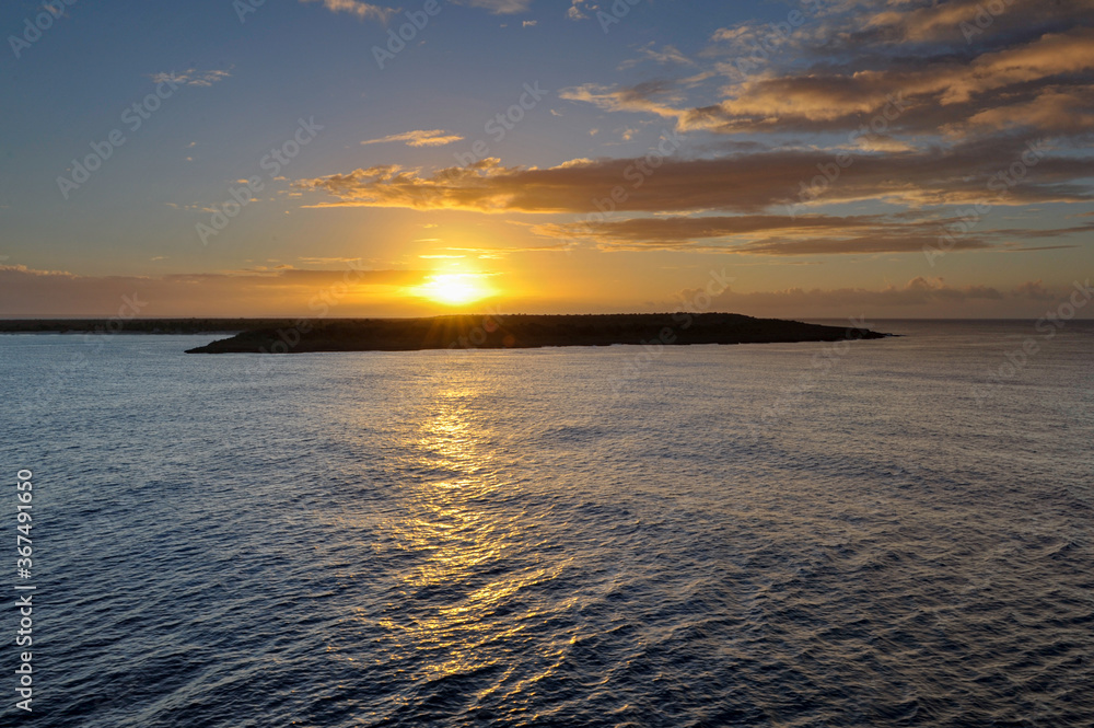 Obraz premium Beautiful sunset on the Pacific Ocean seen from cruise ship close to Isle of Pines, New Caledonia