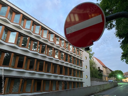 Bischöfliches Ordinariat an der Seite Schild Einbahnstraße photo