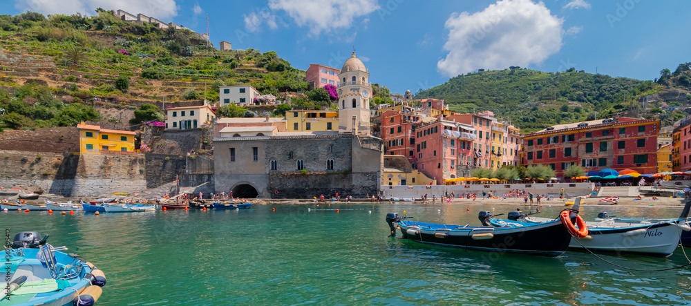 Port de Vernazza, vue depuis le sentier de randonnée, village des Cinque terre inscrit au patrimoine mondial de l'Unesco. Village coloré d'Italie.	