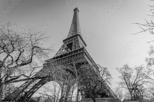 Fototapeta Naklejka Na Ścianę i Meble -  Eiffel tower in Paris in black and white.