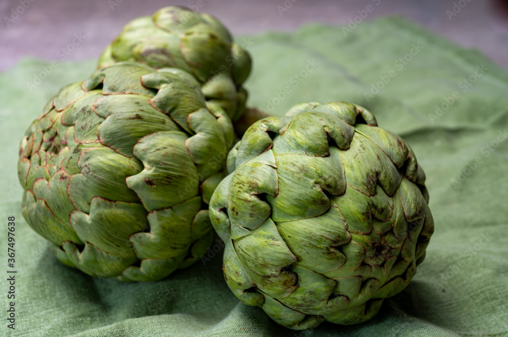 Obraz premium Big ripe uncooked green globe artichoks vegetables