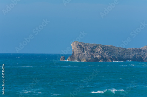 Foto Cliff view with sky and blue sea, a summer afternoon, in Liencres, Cantabria, Sp