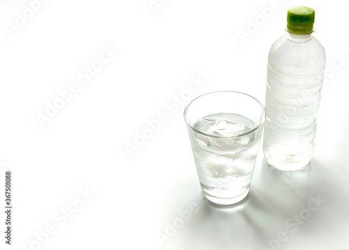 グラスの水とペットボトル