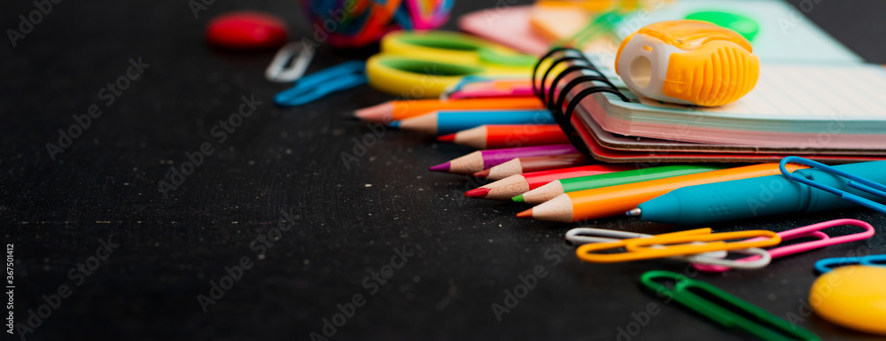 Obraz premium School supplies top view on the background of the chalkboard.