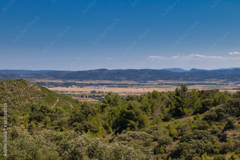 Fototapeta premium Campagne du sud de la France, région des Corbières, Aude, Occitanie. Pays du vin et des vignobles.