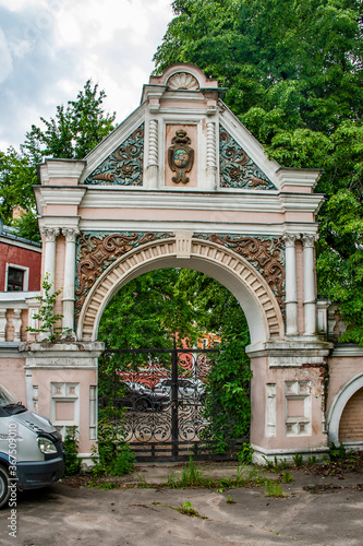 At the entrance to the estate of princes Yusupov, a solemn gate decorated with relief multi-colored ornaments in the Old Russian style and the princely coat of arms greeted guests.   