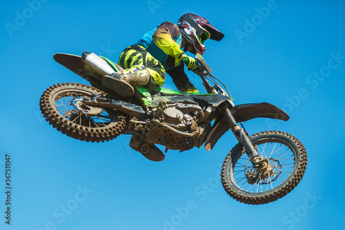 Motocross - skok motocyklem na tle nieba