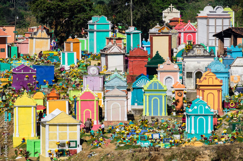 Cuadro en lienzo tumbas de colores, celebracion del dia de muertos en el Cementerio General, Sant