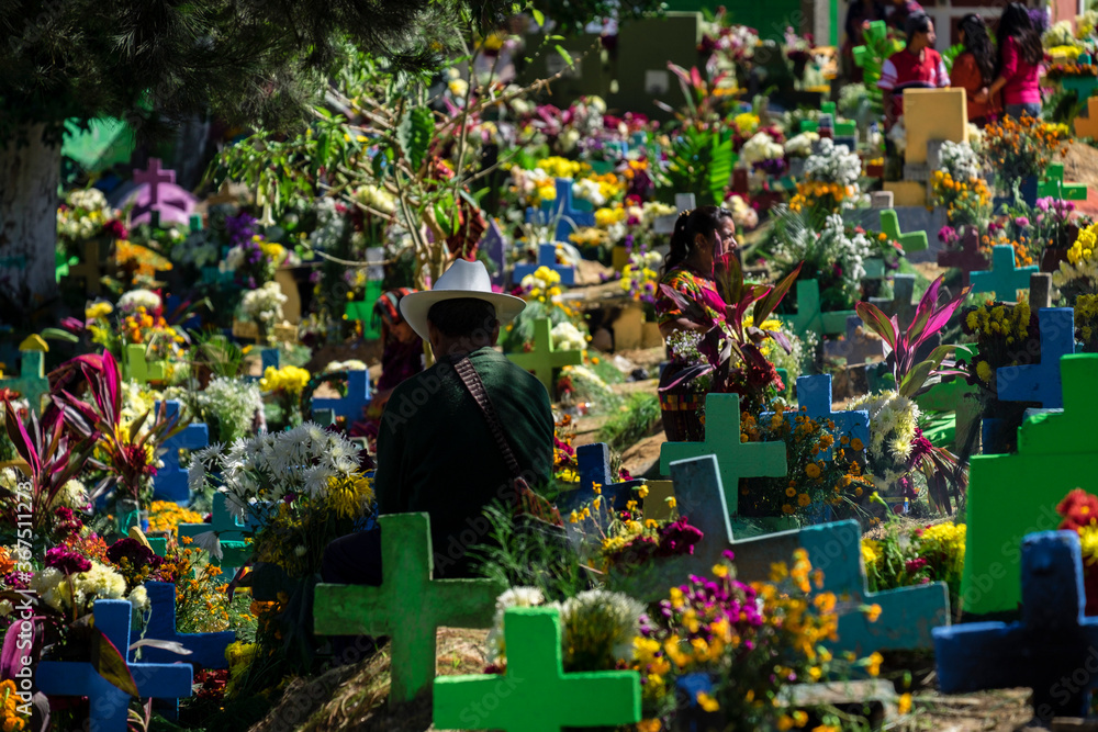 tumbas de colores, celebracion del dia de muertos en el Cementerio General, Santo Tomás Chichicastenango, República de Guatemala, América Central - obrazy, fototapety, plakaty 