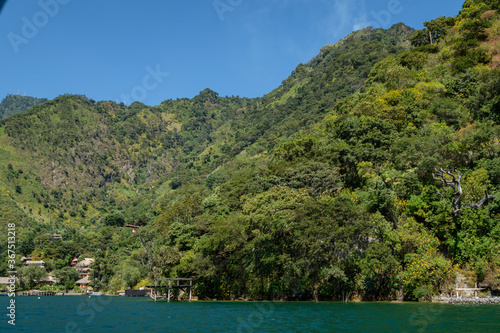volcanes de Atitlán 3537 m. y San Pedro 3020 m. lago de Atitlán,departamento de Sololá , República de Guatemala, América Central