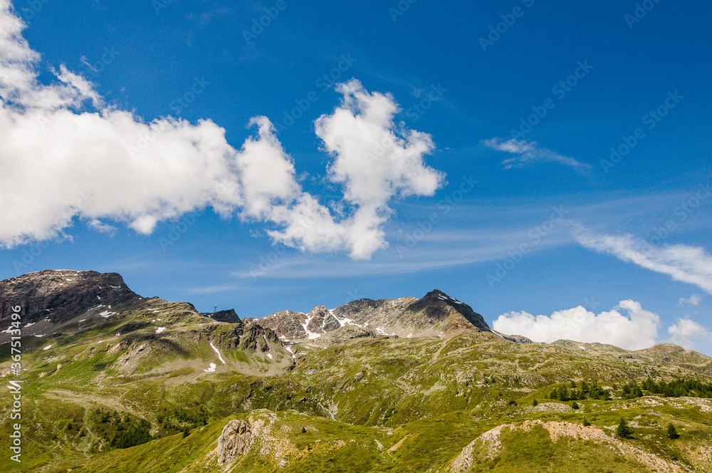 Fototapeta premium Poschiavo, Puschlav, valposchiavo, Bernina, Val Bernina, Berninapass, Passhöhe, Wanderweg, Ospizio Bernina, Zugfahrt, Zugreise, Wasserscheide, Lago Bianco, Alpen, Graubünden, Sommer, Schweiz