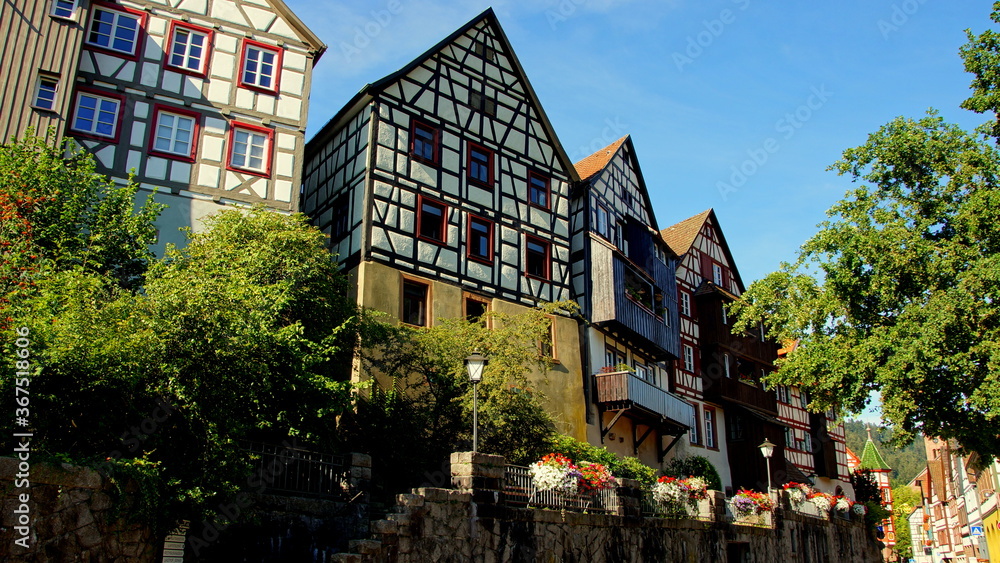 schöne Fachwerkhäuser am Ortseingang von Schiltach im Schwarzwald unter blauem Himmel