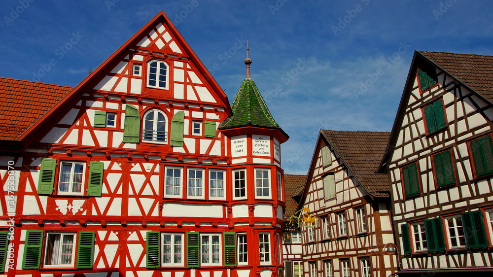 dekoratives Fachwerkhaus mit Turm in Schiltach im Schwarzwald  unter blauem Himmel