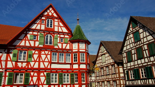 dekoratives Fachwerkhaus mit Turm in Schiltach im Schwarzwald unter blauem Himmel