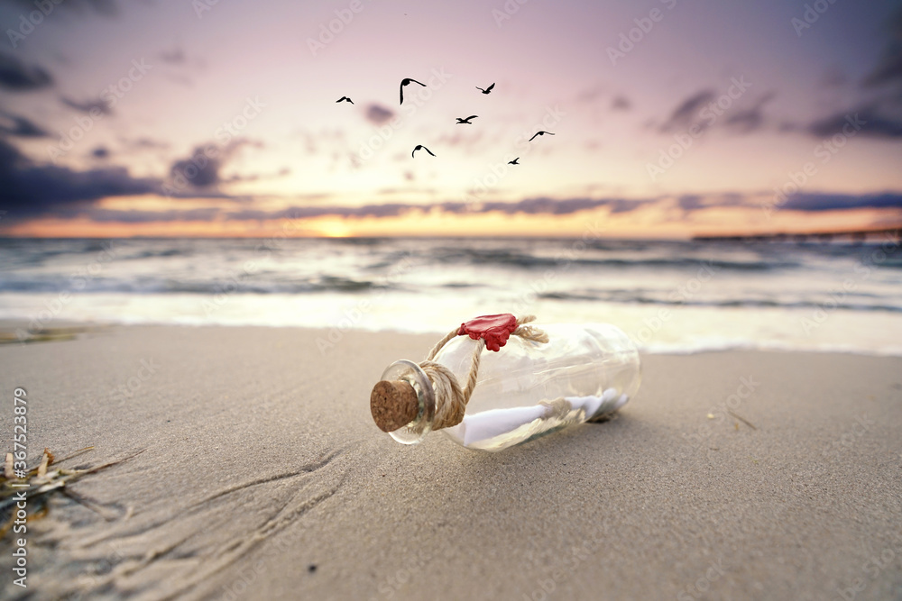 Obraz premium Flaschenpost an der Ostsee