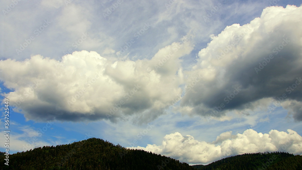  Panorama von großen Gewitterwolken über den Schwarzwaldbergen 
