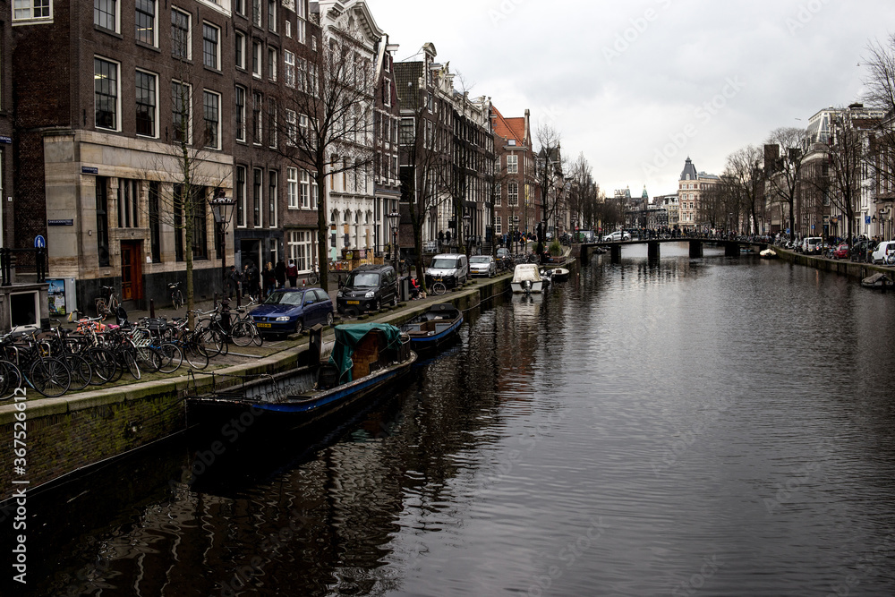 Fotografía de un canal de Ámsterdam un día tormentoso de otoño 