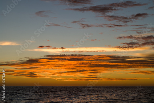 Ciel de fin de journée dans le canal du Mozambique, navigation à Madagascar photo