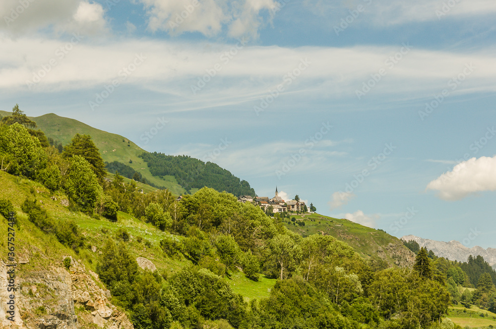 Naklejka premium Guarda, Dorf, Kirche, Unterengadin, Engadiner Häuser, Wanderweg, via Engiadina, Bergbauer, Landwirtschaft, Alpen, Graubünden, Sommer, Schweiz