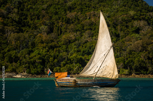 Boutre naviguant entre Nosy Komba et Nosy Be - Madagascar photo