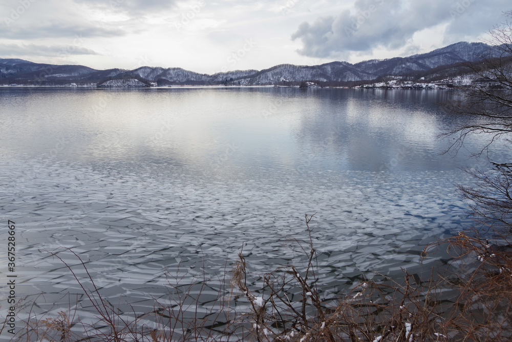 Obraz premium 凍った湖 湖面に氷