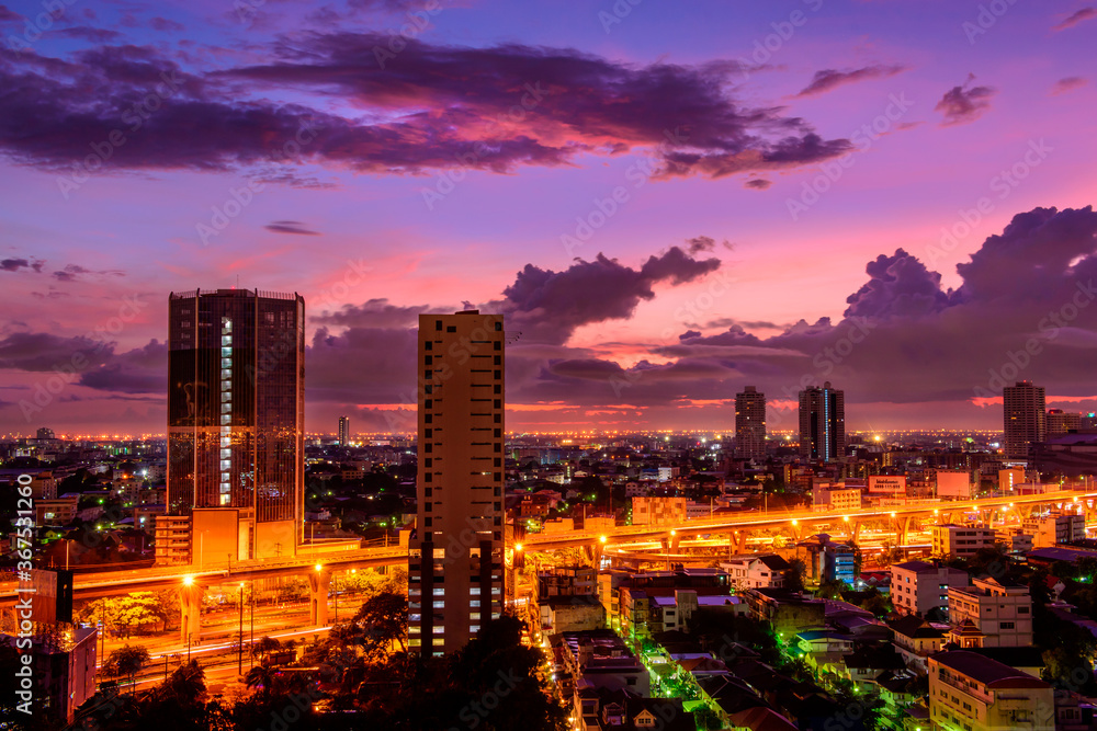 Obraz premium Cityscape evening skyline at sunrise