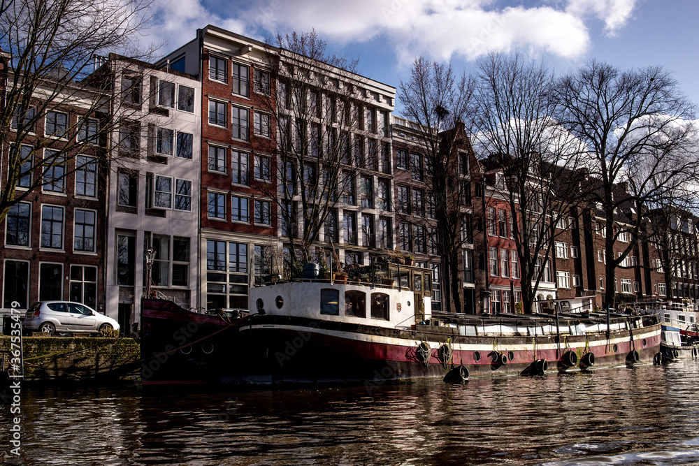 Barco antiguo amarrado en un canal de Ámsterdam  