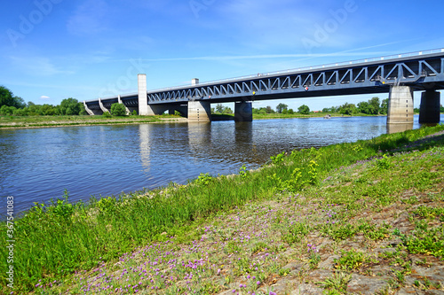 Am Wasserstraßenkreuz in MAgdeburg mit der Trogbrücke