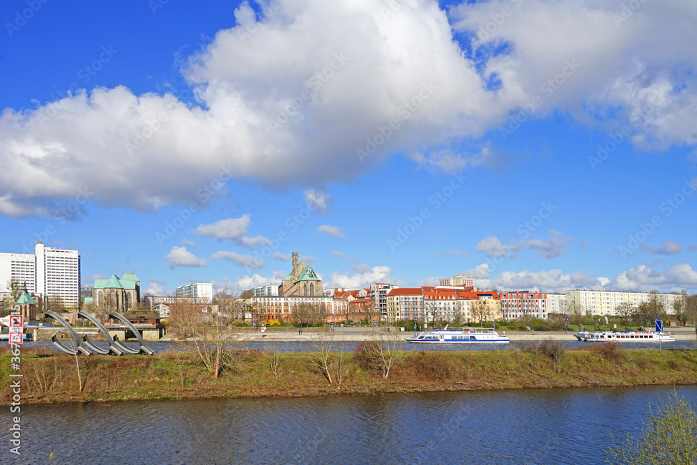 Fototapeta premium Elbuferpromenade in MAgdeburg