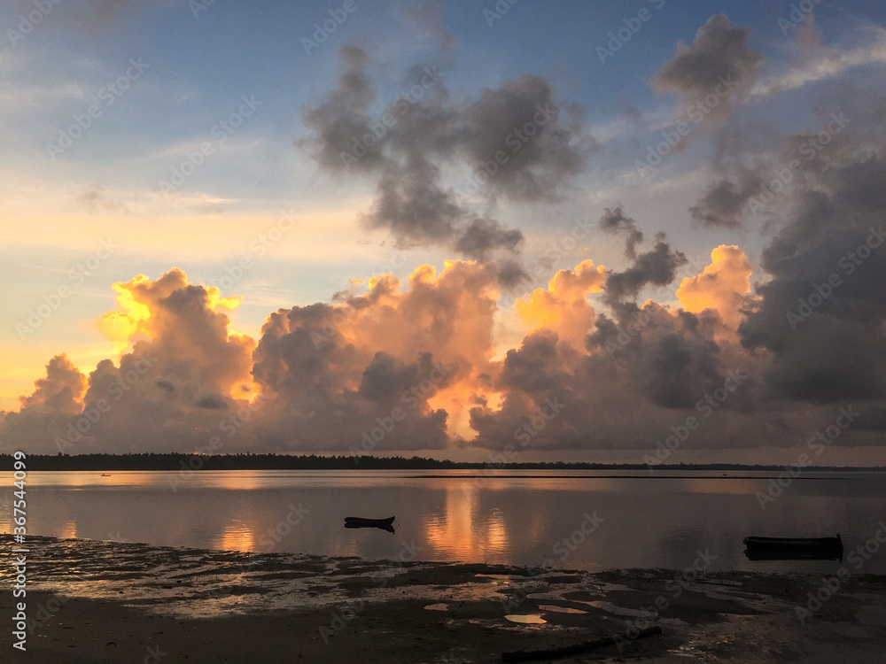 Sonnenaufgang hinter Gewitterwolken über der Coole Bay, Mafia Island