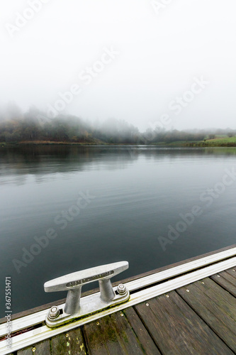 Emarcadero en un lago nublado