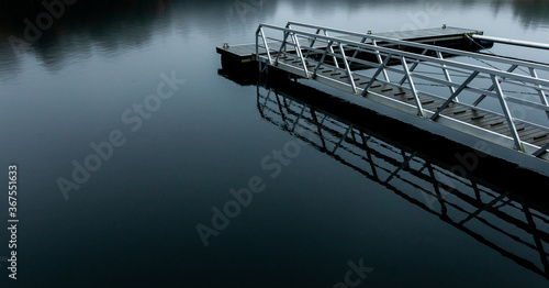 Embarcadero en un lago nunblado
