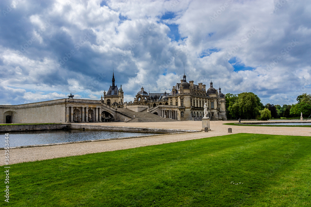 Terrace of the constable, decorated with niches where placed statues in Chateau de Chantilly (Chantilly Castle, 1560). Chantilly, Oise, Picardie, France. 