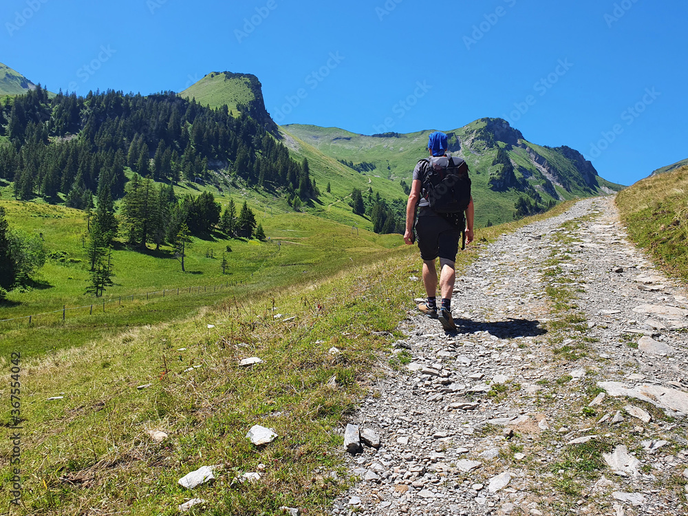 Trekking w wysokich górach w słoneczny letni dzień
