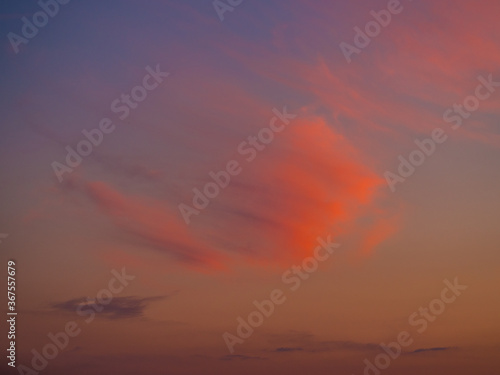 Wolkenhimmel bei Sonnenuntergang © focus finder