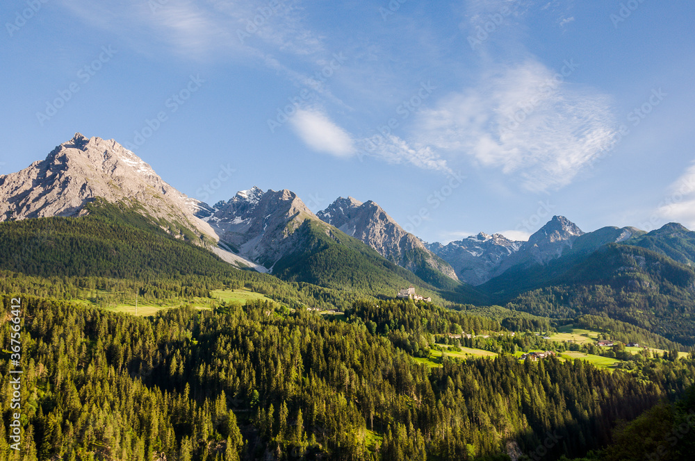 Scuol, Tarasp, Unterengadin, Bergdorf, Schloss, Fontana, Vulpera, Kirche, Wanderweg, Alpen, Engadin, Graubünden, Inn, Innschlucht, Fluss, Sommer, Schweiz