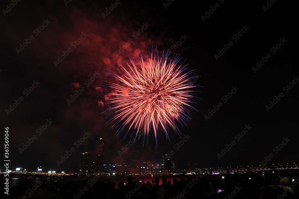 Beautiful scenery of fireworks in the dark night sky at Seoul International Fireworks Festival Beautiful scenery of fireworks in the dark night sky at Seoul International Fireworks Festival