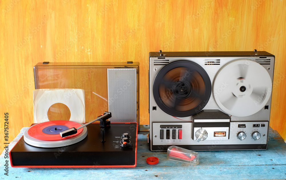 Vintage reel to reel tape recorder, and old turntable vintage audio gear in  full action Stock Photo