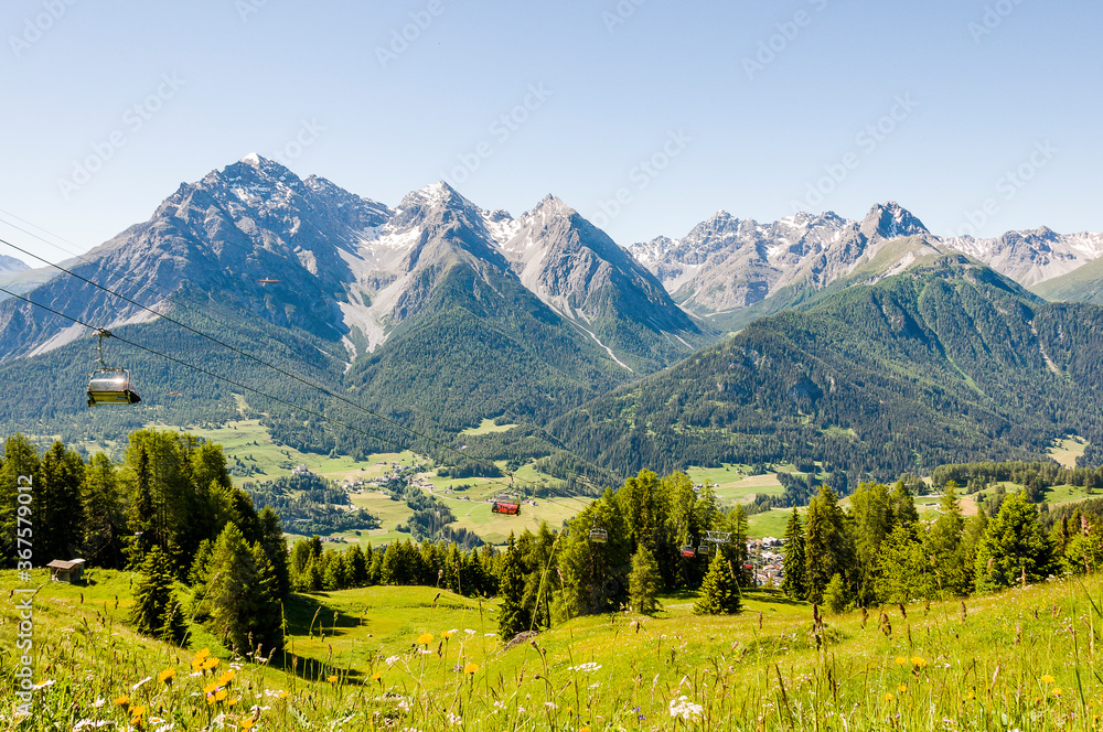Fototapeta premium Ftan, Tarasp, Unterengadin, Bergdorf, Schloss, Fontana, Vulpera, Kirche, Wanderweg, Bergbahn, Motta Naluns, Alpen, Engadin, Innschlucht, Inn, Fluss, Graubünden, Sommer, Schweiz