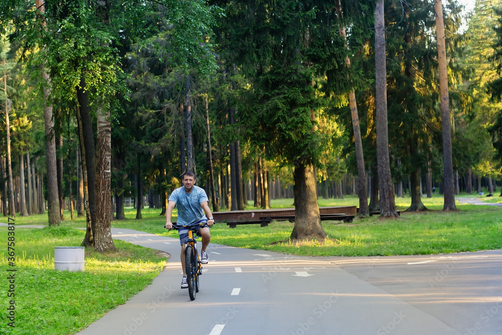 Obraz premium Strong man on a bike in the park