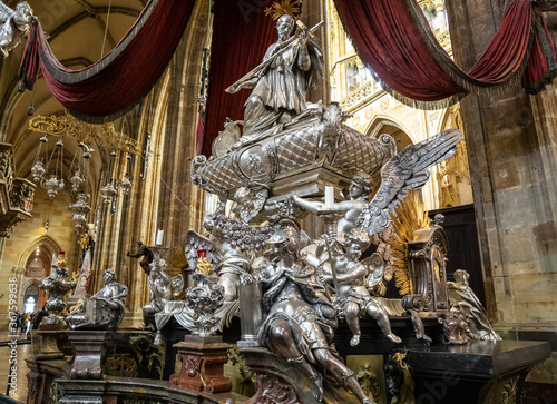 Obraz na płótnie Silver tombstone of Saint John of Nepomuk w salonie