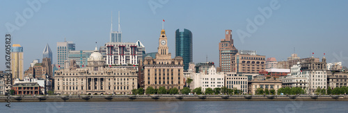Foto Shanghai, China - April 19, 2018: Panorama of historical buildings at the Bund (Waitan)