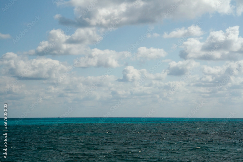 Summer. Seascape. View of the turquoise color water ocean, sea waves and horizon in the Caribbean.