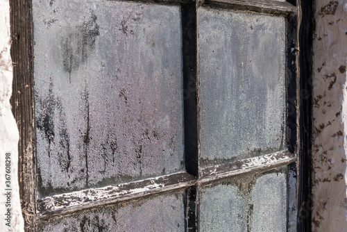Tableau sur toile Old window frame with condensation