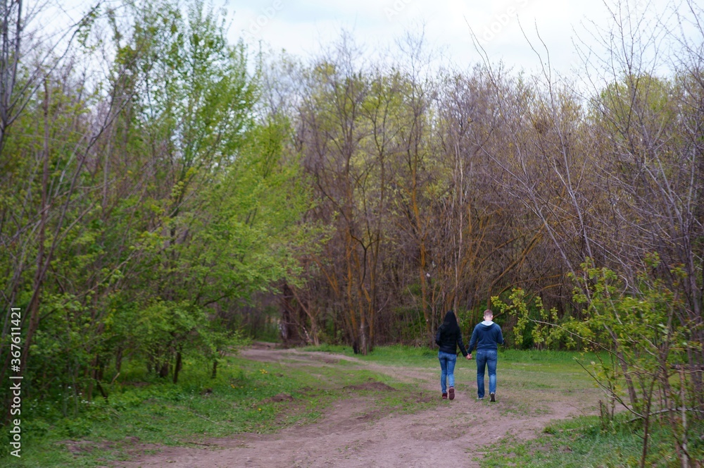 A young couple walking in the Park.