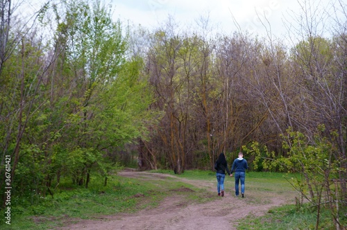 A young couple walking in the Park.